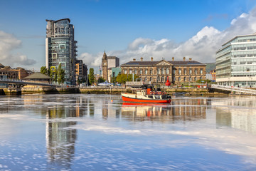 The Custom House and Lagan River in Belfast, Northern Ireland - obrazy, fototapety, plakaty