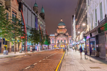 The Belfast City Hall at Donegall Square in Belfast, Northern Ireland at Night - obrazy, fototapety, plakaty