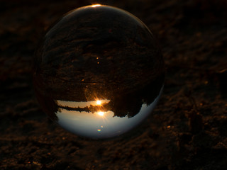 Sonnenuntergang Aussicht durch einen Glasball