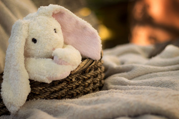 Lapin en Peluche dans un Panier Tressé