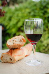 Verre de vin et sa baguette française