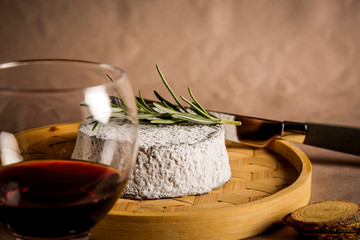 Un Fromage, son verre de vin et sa branche de romarin