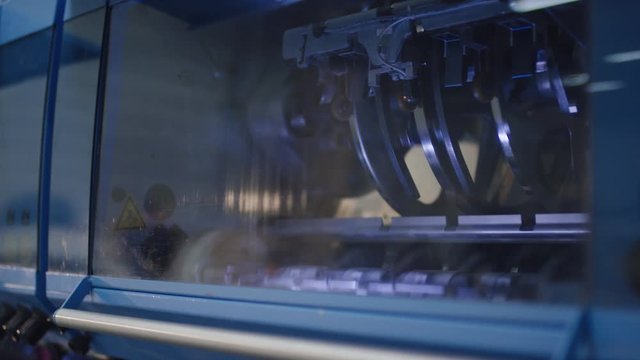 Große Walze hinter einem Glaskasten zur Sicherheit in einer Druckerei - Big roller behind a glasbox for safety