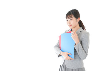 オフィスでファイルを持つ若いビジネスウーマン