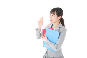 オフィスでファイルを持つ若いビジネスウーマン