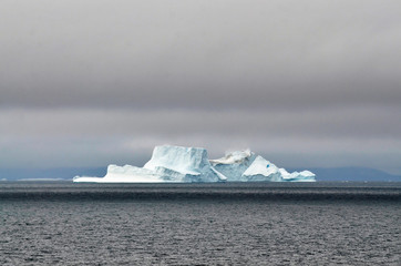 Küstenlandschaft mit Eisberg,  Grönland