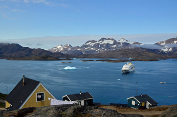 Kreuzfahrtschiff und Eisberg bei Tasiilaq, Ostgrönland