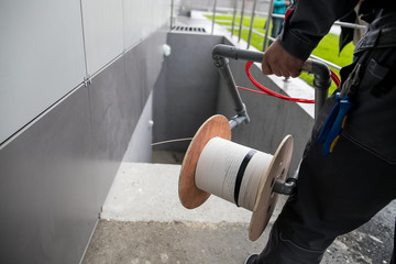 the installer with fiber optic is going to install Internet and TV users