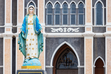 Obraz premium The Blessed Virgin Mary,mother of Jesus on the blue sky, in front of the Roman Catholic Diocese, public place in Chanthaburi, Thailand.