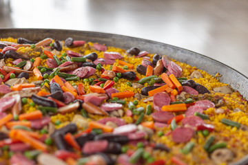 Paella española con olivas y chorizo en sartén