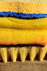 Putzzeug in Gelb mit Schwamm und Bürste