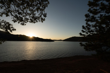 Fototapeta na wymiar sun rise over lake