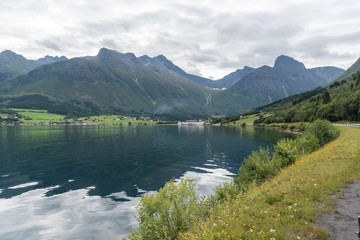 Fototapeta na wymiar Blick über den Fjord auf Innfjorden und die Berge im Hintergrund