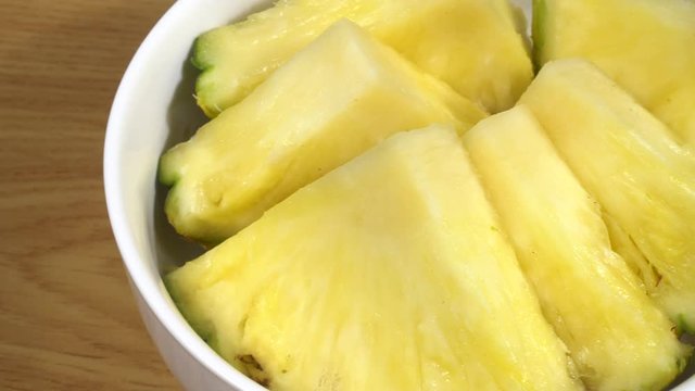 Pi&ntilde;a cortada en trozos en un bol de cer&aacute;mica