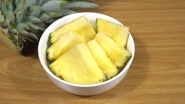 Pi&ntilde;a cortada en trozos en un bol de cer&aacute;mica