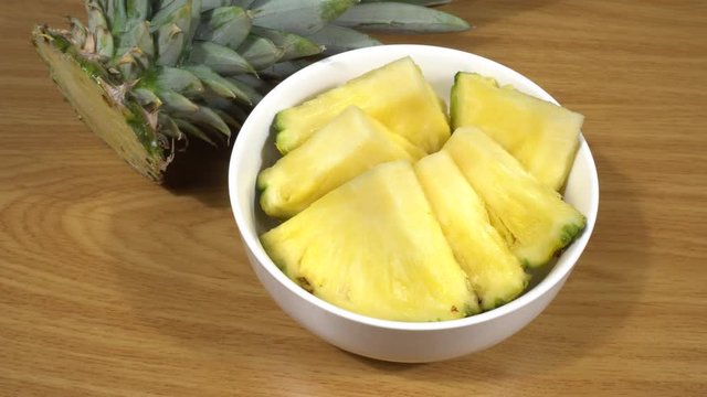 Pi&ntilde;a cortada en trozos en un bol de cer&aacute;mica