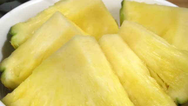 Pi&ntilde;a cortada en trozos en un bol de cer&aacute;mica
