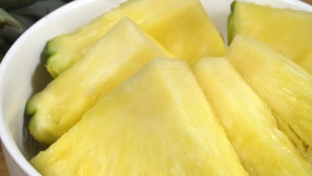 Pi&ntilde;a cortada en trozos en un bol de cer&aacute;mica