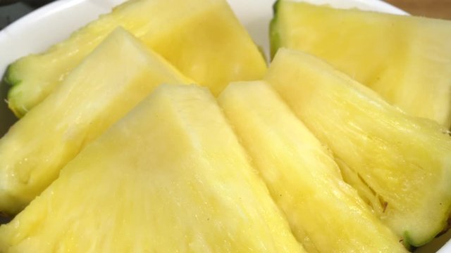 Pi&ntilde;a cortada en trozos en un bol de cer&aacute;mica