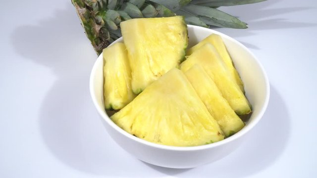 Pi&ntilde;a cortada en trozos en un bol de cer&aacute;mica