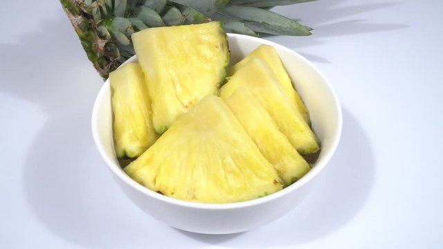 Pi&ntilde;a cortada en trozos en un bol de cer&aacute;mica