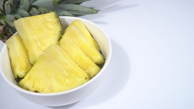 Pi&ntilde;a cortada en trozos en un bol de cer&aacute;mica