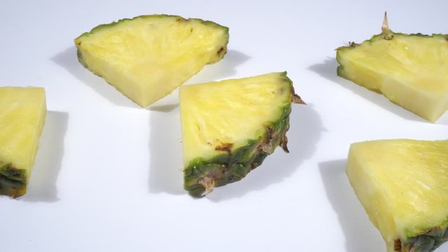 Pi&ntilde;a cortada en trozos