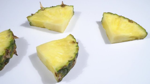 Pi&ntilde;a cortada en trozos