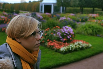 Young girl walks in the autumn park