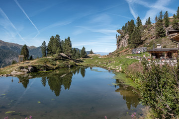 Paesaggio di montagna con lago
