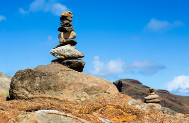 Fototapeta na wymiar Steinsymbol auf Madeire