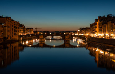 Fototapeta na wymiar ponte vecchio in florence at night