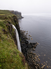 Fototapeta na wymiar Vue sur Kilt Rock etles chutes de Mealt (Mealt Falls), ile de Skye, Ecosse, dans la brume