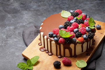 Cheesecake with berries and chocolate
