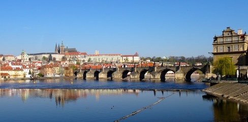 Fototapeta na wymiar Vue panoramique sur le pont Charles de Prague