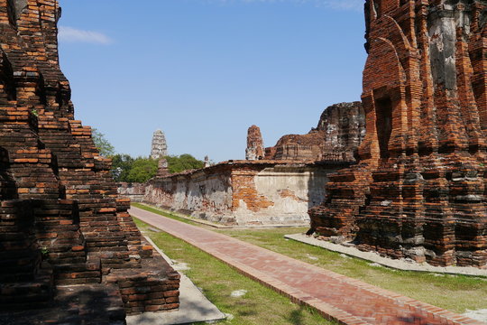 Weg durch die Ruinenstadt Ayutthaya in Thailand