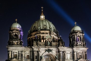 Fototapeta na wymiar Berliner Dom bei Nacht