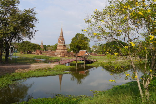 Kanal und Teich mit Brücke und Pagode in Ayutthaya