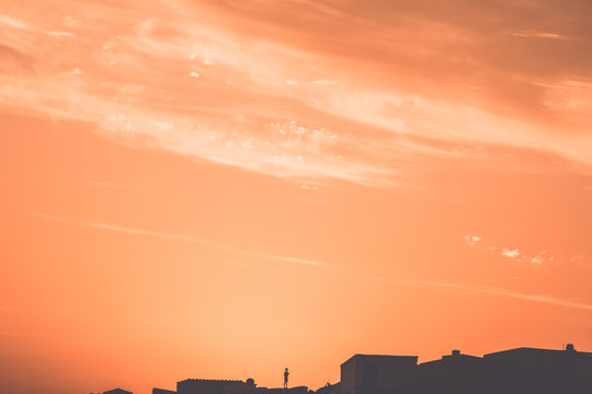 Vista de silueta en techado al atardecer en verano