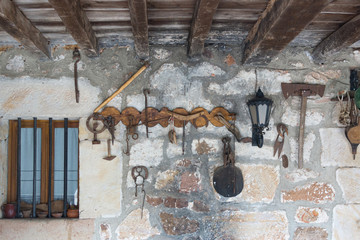 Fototapeta na wymiar Viejas herramientas en la vieja casa