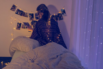 Naklejka premium Junge Frau in der Wohnung