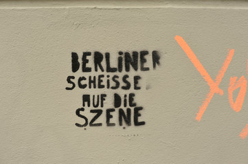Berliner Scheissen Auf Die Szene - Schriftzug in der Stargarder Strasse in Berlin-Prenzlauer Berg - Powered by Adobe