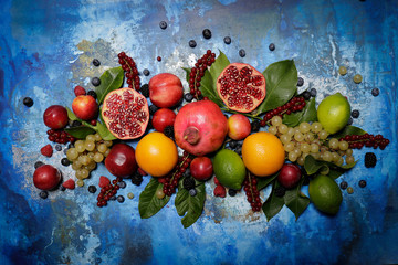 Stile alimentare   con frutta colorata di stagione  