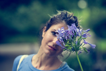Junge frau mit Blumen