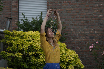 Junge Frau mit Konfetti