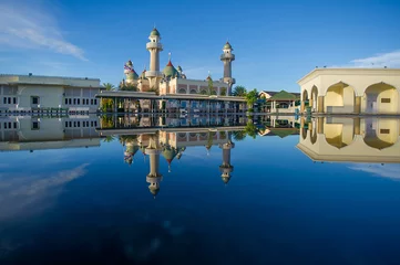 Deurstickers Beautiful central mosque and reflection in water at Pattani Central Mosque Thailand © Kajanan