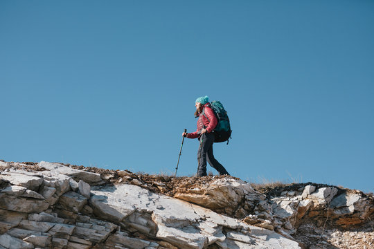 hiker thru the mountain