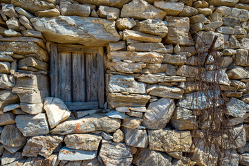 Steinmauer mit altem Holzfenster