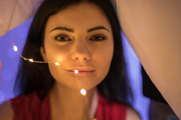 Junge Frau mit Lichtern