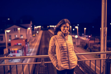 Junge Frau am Bahnhof